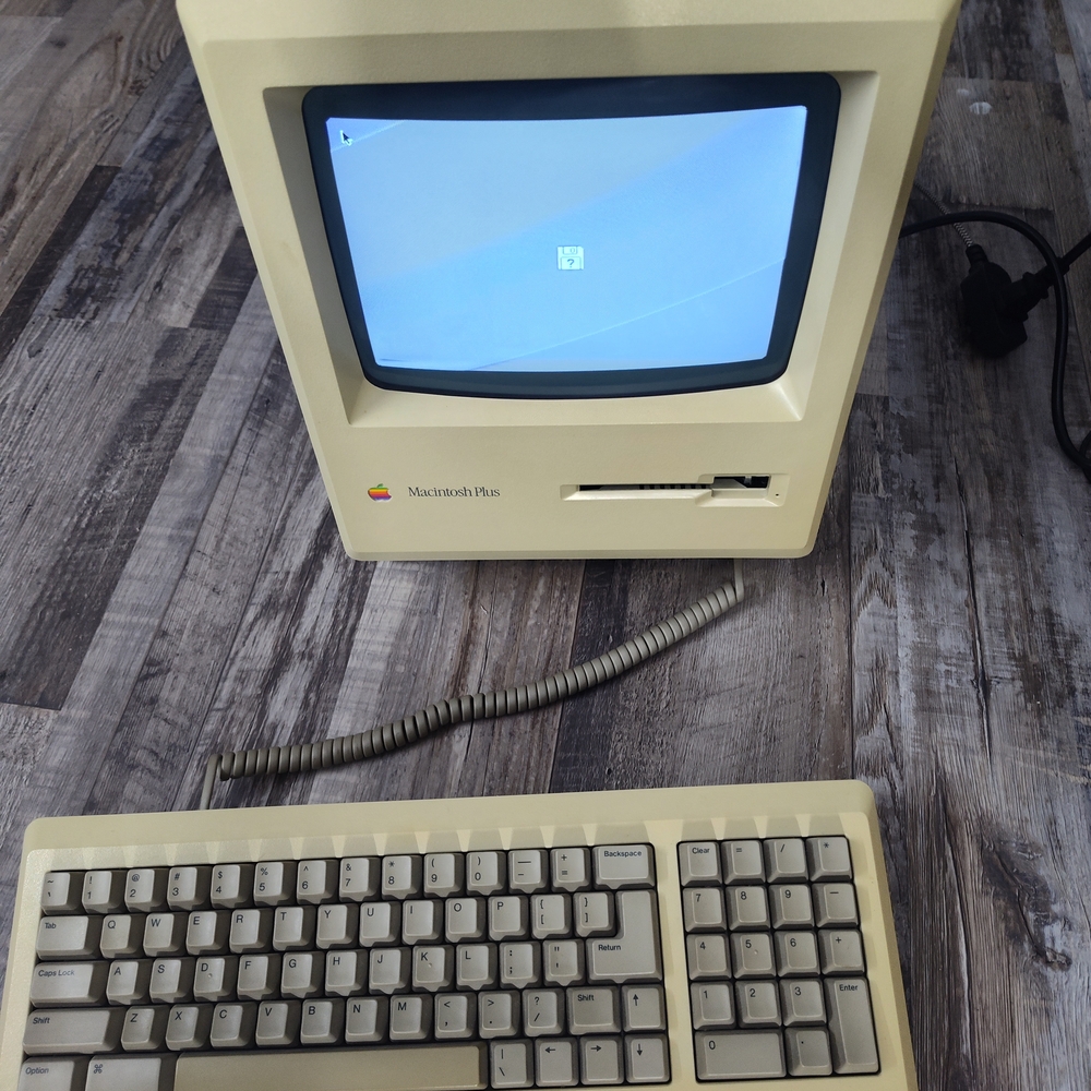 Apple Macintosh Plus Vintage Computer - Beige